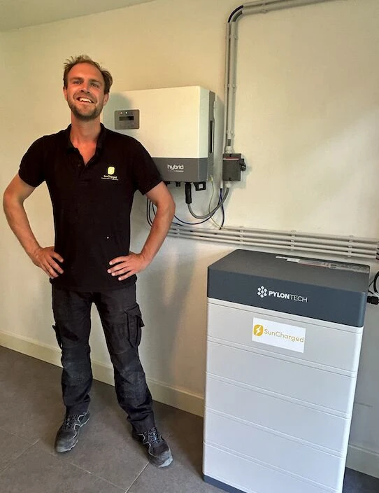 Aan de muur gemonteerde thuisbatterijen